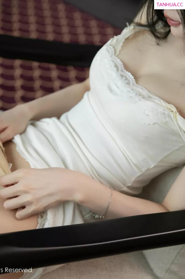 Carina Lee Carina布丁 [XiuRen]高清写真图 2025.04.30 No.10226 布丁wow 肉色丝袜第33张图片
